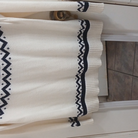 Navy and Off White Patterned Sweater Size Large - Picture 3 of 10